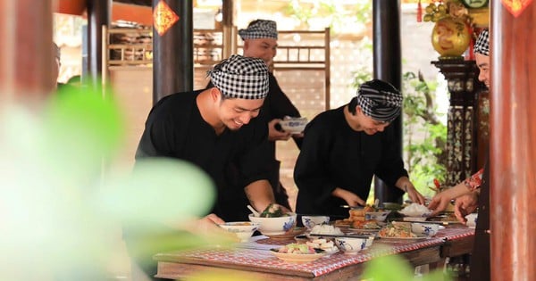 Berühmte Handwerker demonstrieren den Prozess der Herstellung traditioneller Kuchen aus drei Regionen in Bac Ninh