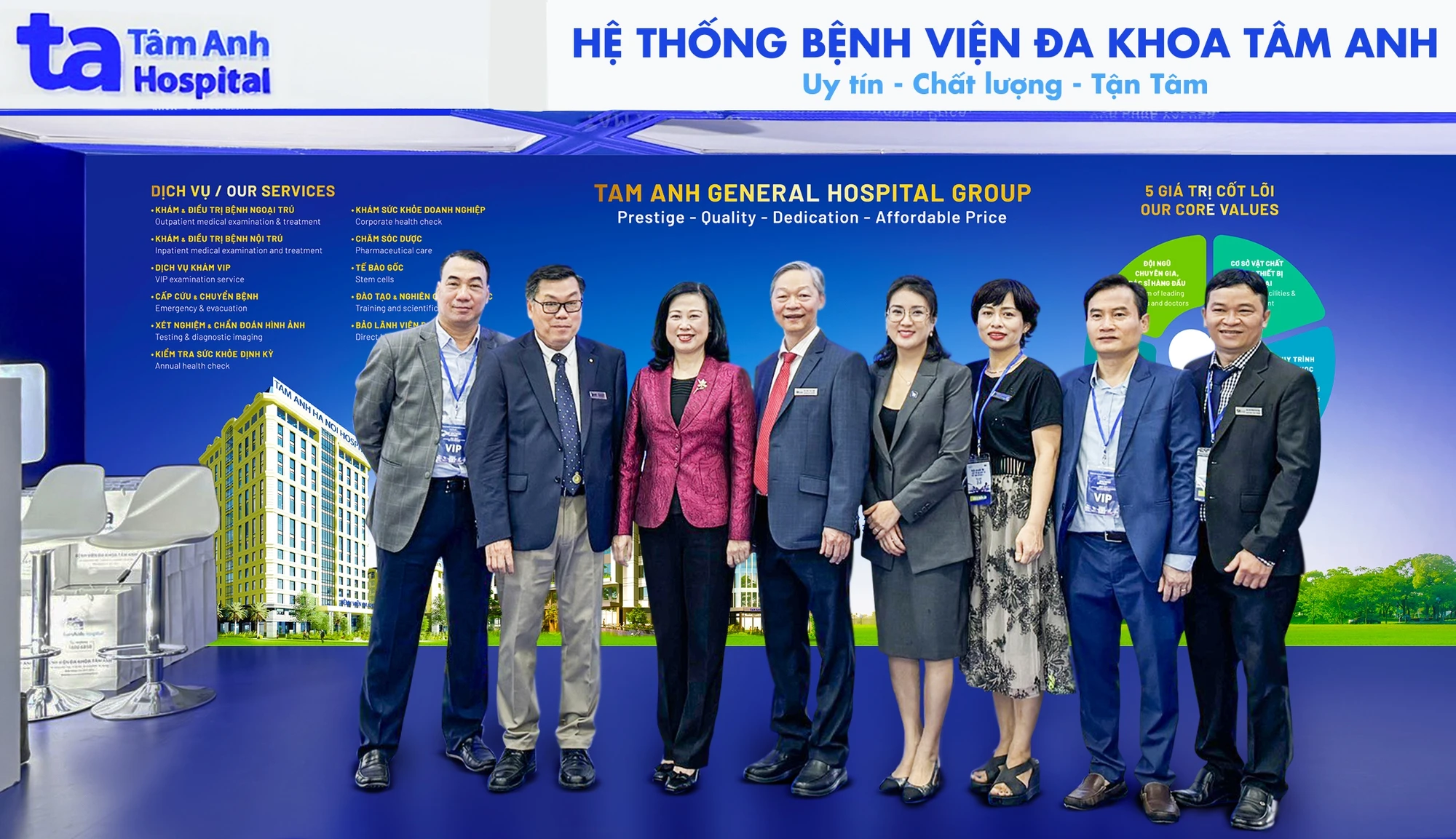 Bộ trưởng Bộ Y tế Đào Hồng Lan, TS. Nguyễn Ngô Quang - Phó Cục trưởng Cục Khoa học Công nghệ và Đào tạo tại gian hàng triển lãm của bệnh viện Tâm Anh. Ảnh Vũ Trung