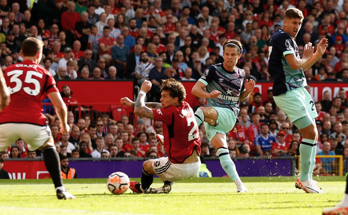 Mathias Jensen mở tỷ số cho Brentford. Ảnh: Reuters