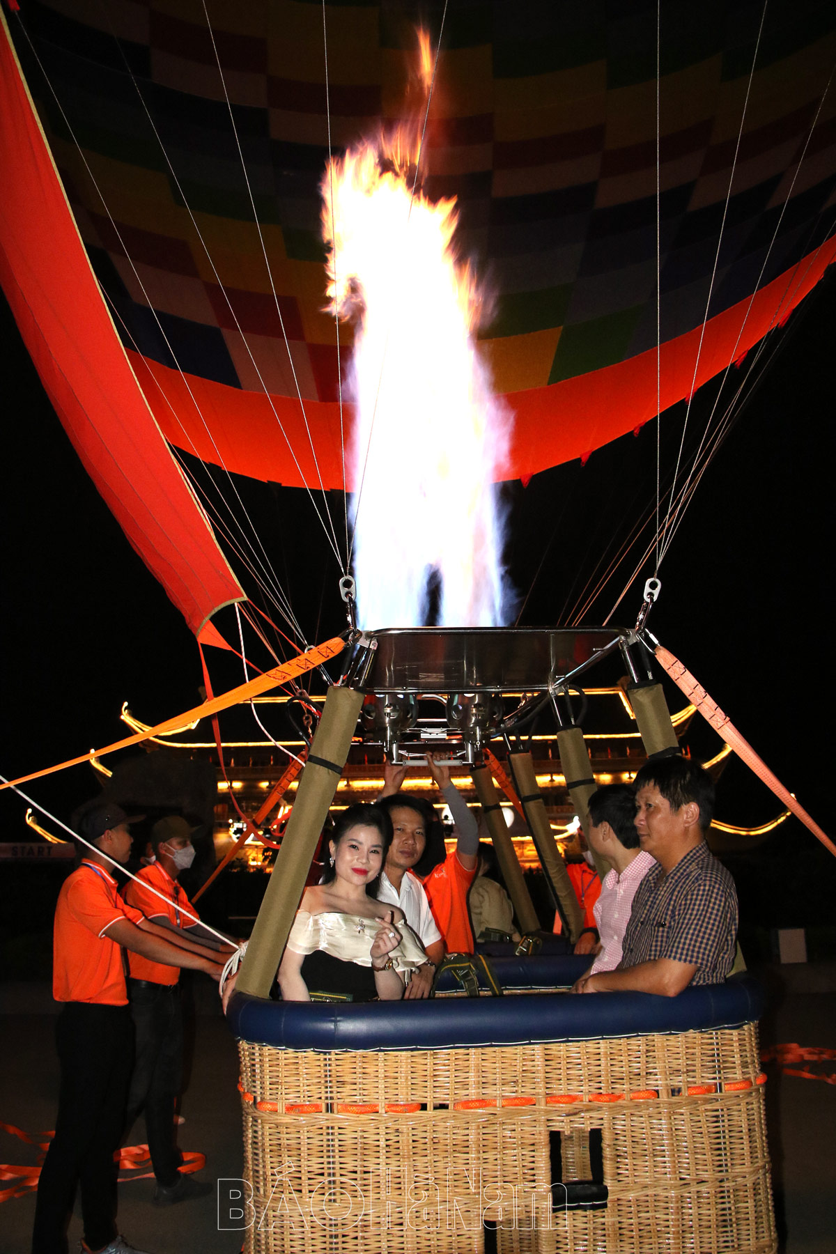 Thousands of people participated in hot air balloon flying experience activities during Ha Nam Culture and Tourism Week 2023