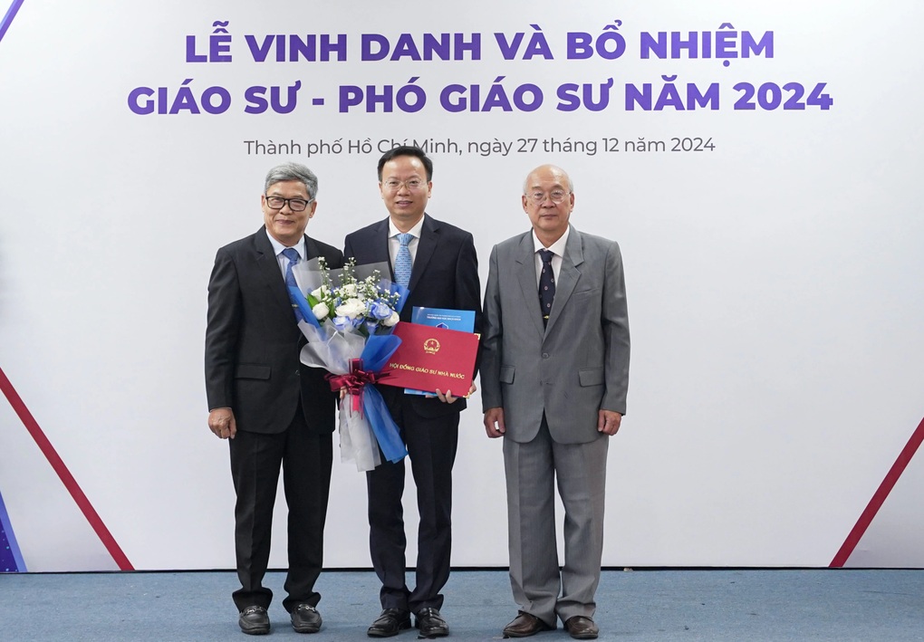 Thủ khoa tốt nghiệp trở thành phó giáo sư trẻ nhất Trường Bách khoa TPHCM - 2