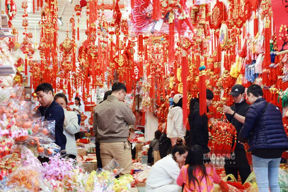 At big stores, people flock to buy retail and wholesale Tet items.