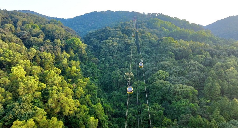   Die Fahrt mit der Seilbahn zum Tempel und die Überquerung vieler hoher Bergketten sorgt für ein Gefühl der Überraschung und Aufregung. mit allen probieren   