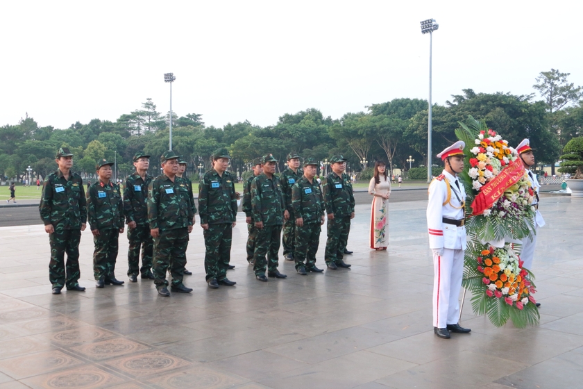 Ban Thường vụ Tỉnh ủy Gia Lai dâng hoa, dâng hương tại Quảng trường Đại Đoàn Kết ảnh 1