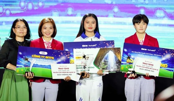 The organizing committee awarded three girls, inspirational figures at the 32nd SEA Games. Photo: HOANG TUNG