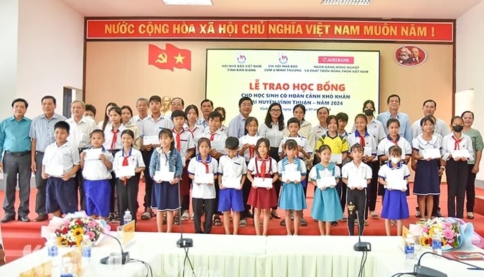 Hội Nhà báo tỉnh Kiên Giang trao 30 suất học bổng cho học sinh có hoàn cảnh khó khăn