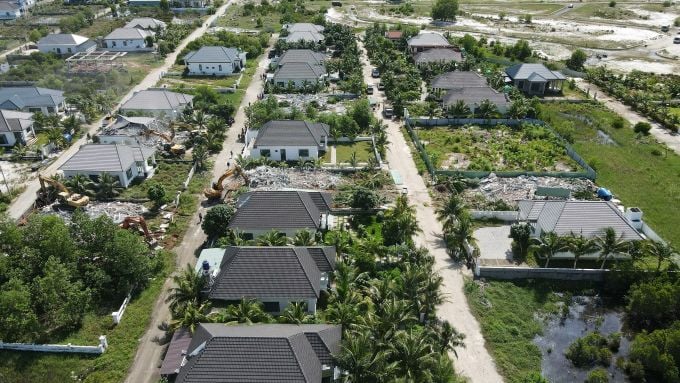 ドゥオン・トゥ地区ドゥオン・バオ村落の違法別荘地帯。写真: ゴック・タイ