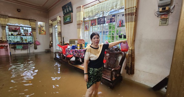 Sau cơn mưa lớn hàng giờ, người dân TP.Bảo Lộc lội bì bõm vì ngập nặng