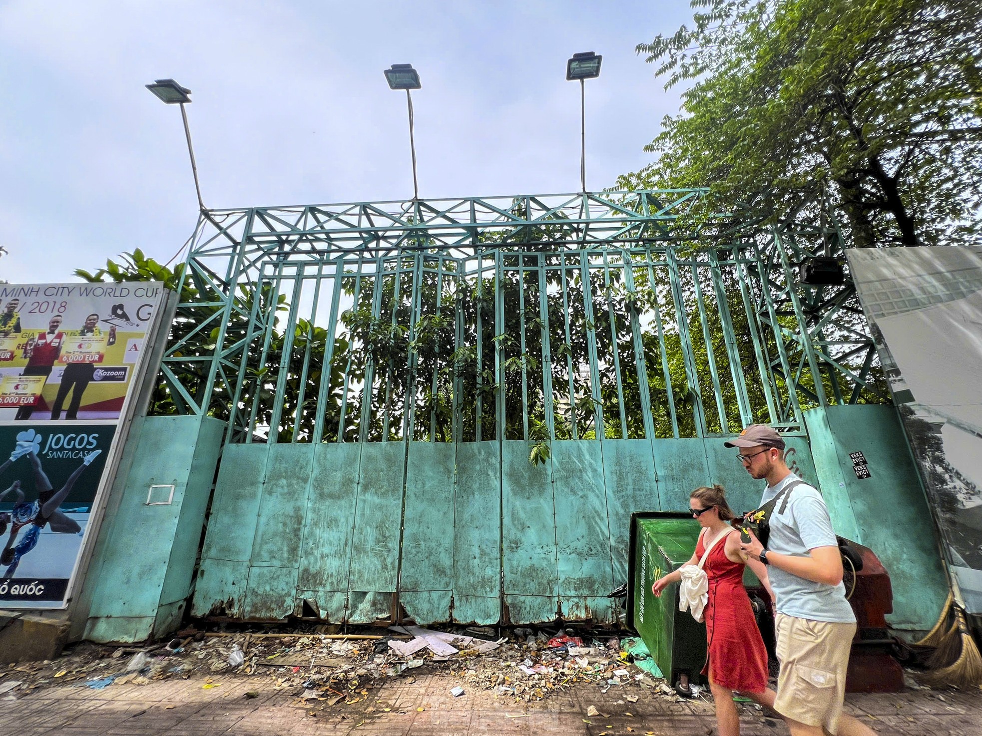 Scene of overgrown weeds in a trillion-dollar stadium on 'golden land' in Ho Chi Minh City photo 10