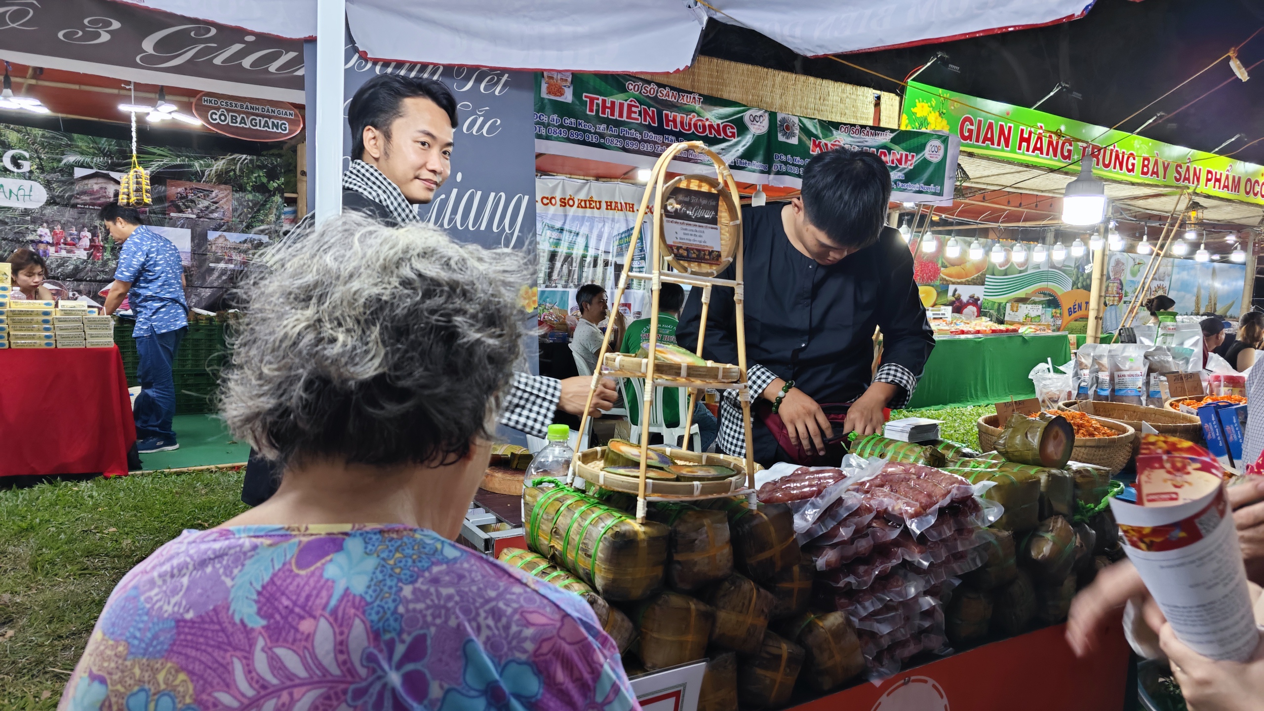 TP HCM: Mua bánh chưng và đặc sản vùng miền tại “Lễ hội Tết Việt 2024”- Ảnh 9.