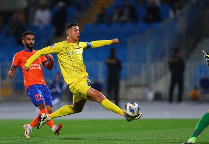 Ronaldo giải cứu Al Nassr ở những phút cuối.