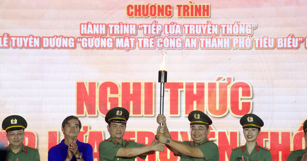 La police de Ho Chi Minh-Ville perpétue la tradition et honore les jeunes visages exceptionnels de la police de la ville