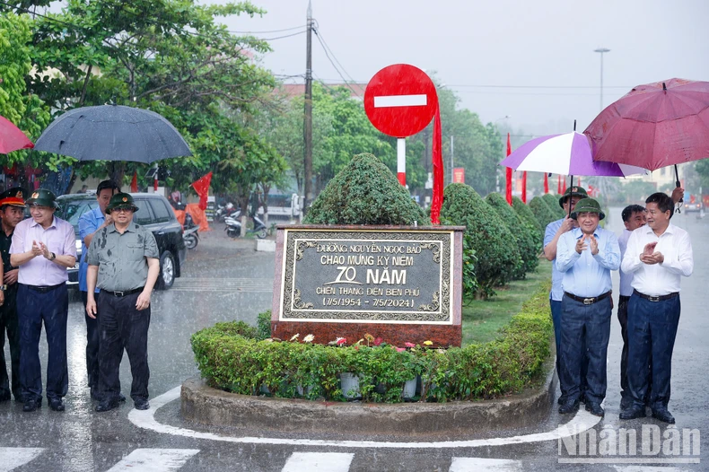 Premierminister Pham Minh Chinh nahm an der Grundsteinlegungszeremonie für die Restaurierung der Reliquienstätte des Him Lam Resistance Center und der Zeremonie zur Aufstellung eines Schildes in der Pham Van Dong Street teil, Foto 2