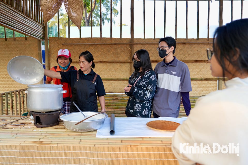 យុវជនជាច្រើនរីករាយនឹងបទពិសោធន៍ធ្វើគុយទាវហាណូយផូ។