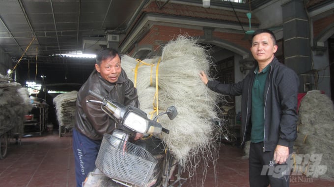 Traders buy cellophane noodles to retail at rural markets. Photo: Hai Tien.