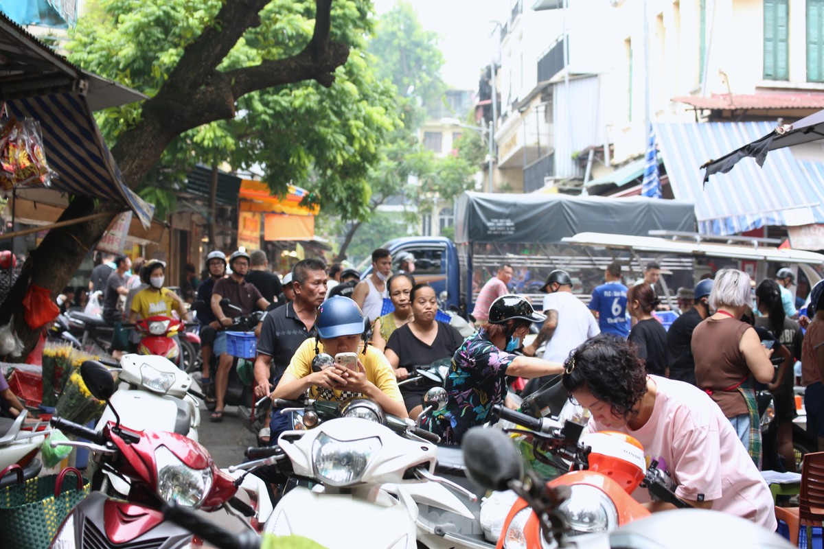 Hanoi: El 'mercado de los ricos' se llena de gente comprando ofrendas antes del día 15 del séptimo mes lunar (foto 3)