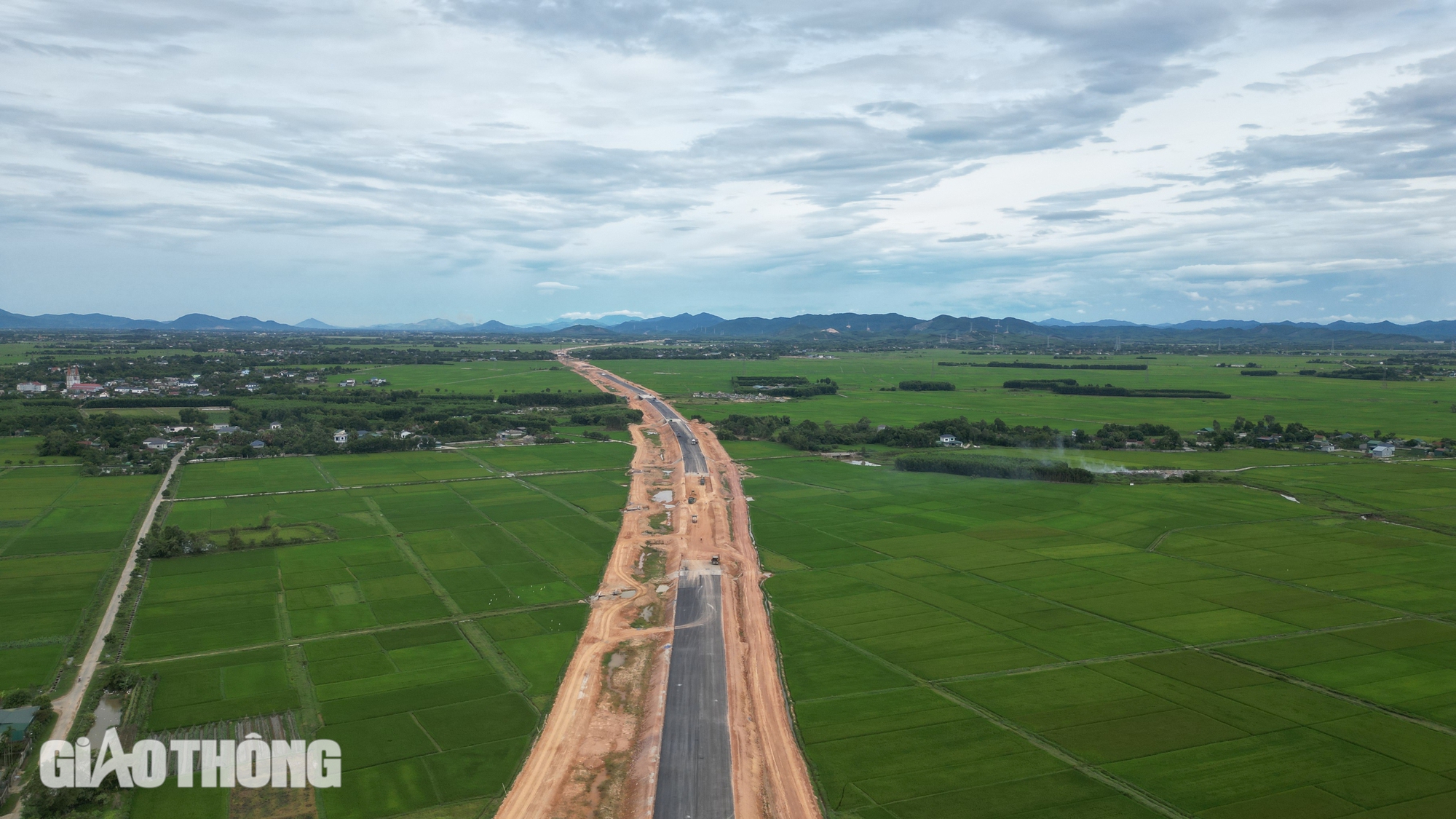 Gấp rút di dời lưới điện, đẩy tiến độ cao tốc Bắc - Nam qua Hà Tĩnh trước mùa mưa lũ- Ảnh 1.