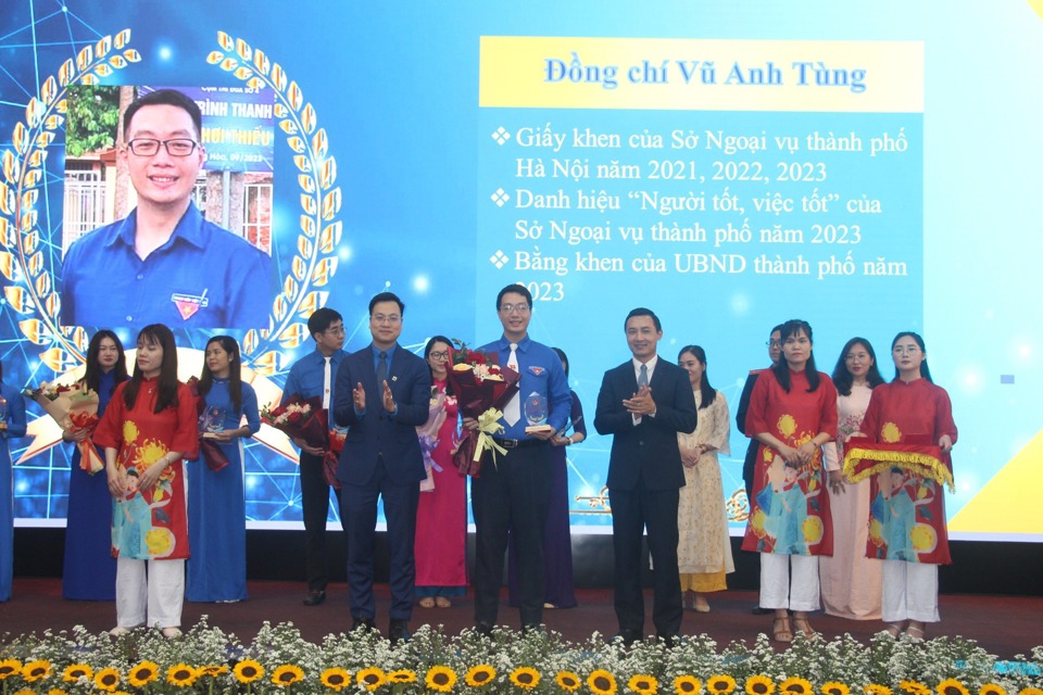 Hanoi: homenaje a 10 jóvenes funcionarios y servidores públicos destacados en 2023 - Foto 1