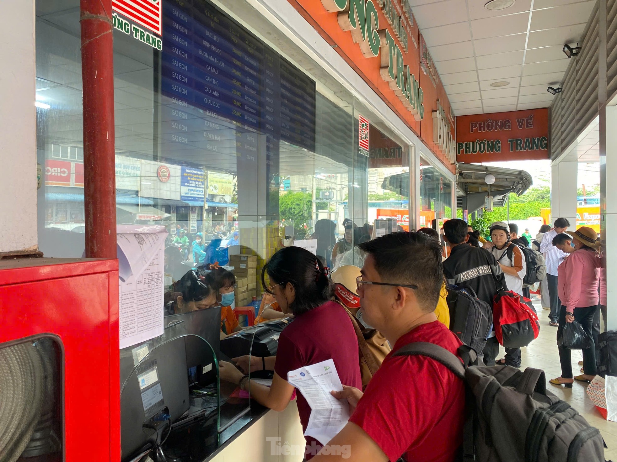 First day of September 2nd holiday: Train stations and bus stations crowded, Tan Son Nhat airport surprisingly clear photo 13