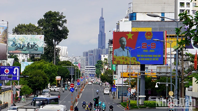 Ho Chi Minh-Ville : les rues sont décorées de drapeaux et de fleurs pour célébrer la fête nationale le 2 septembre photo 1