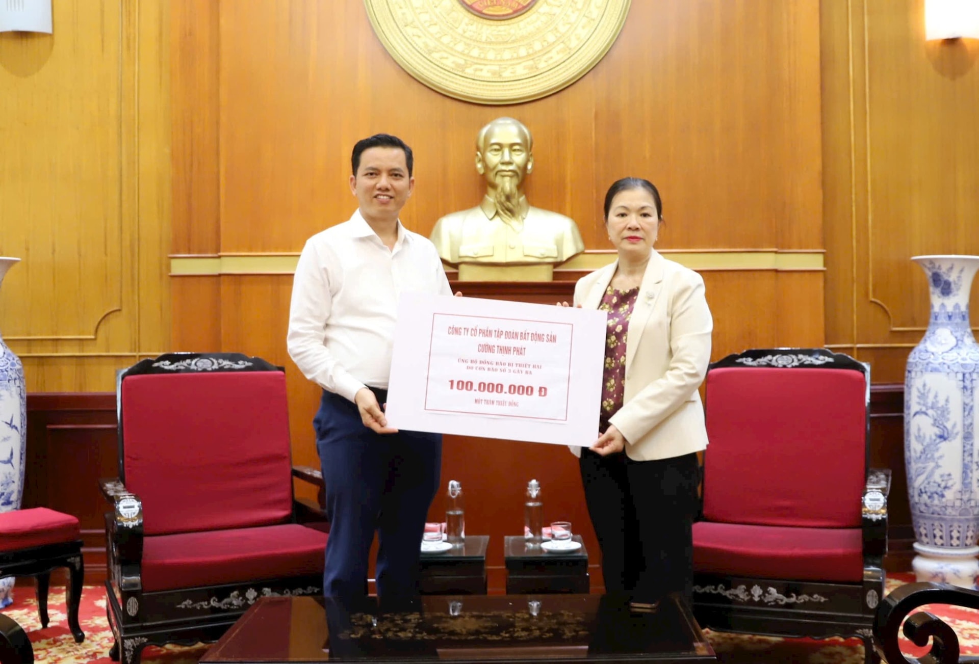 Vice President Truong Thi Ngoc Anh receives support from Cuong Thinh Phat Real Estate Group Joint Stock Company. Photo: The Qua