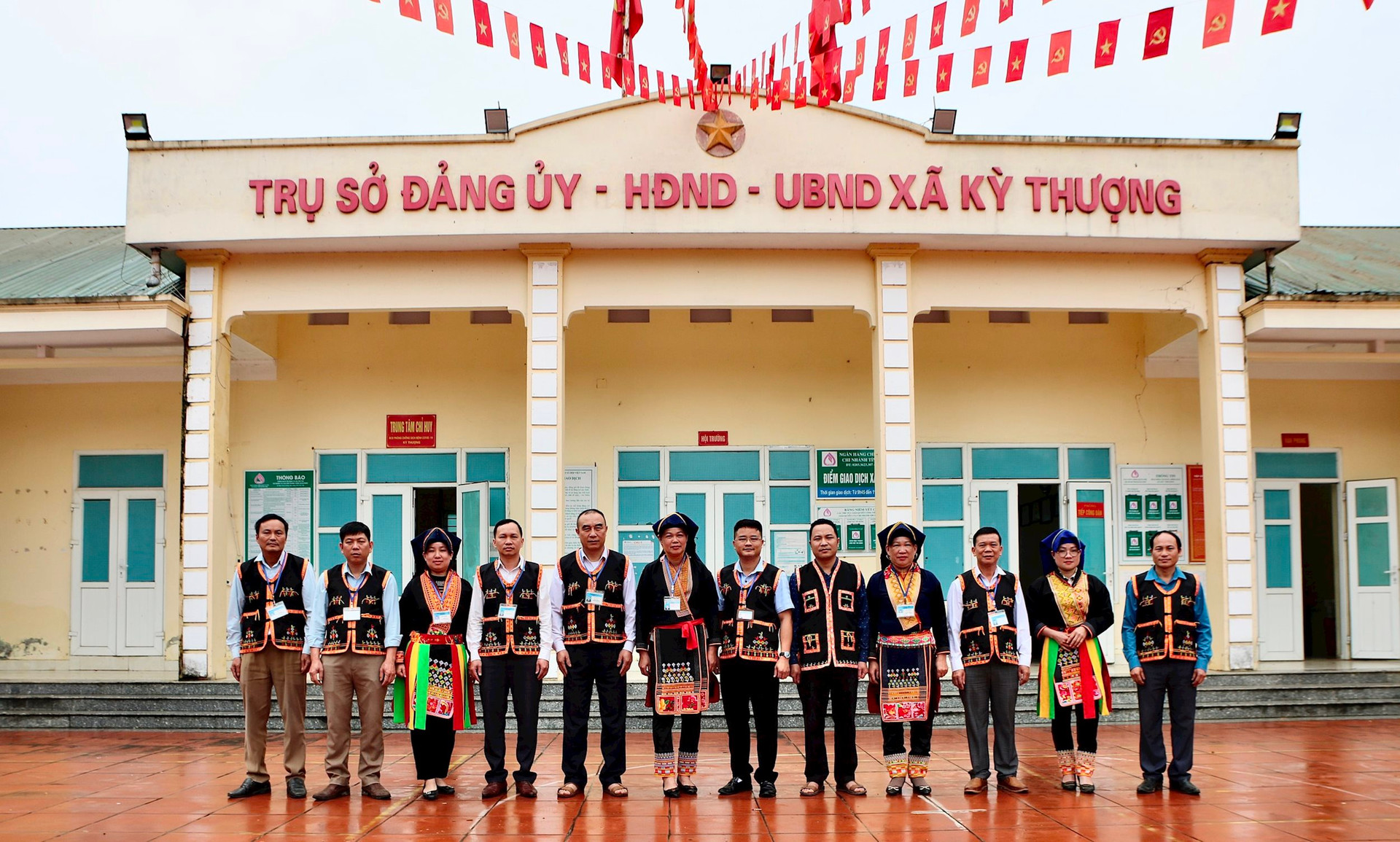 Beamte der Gemeinde Ky Thuong (Stadt Ha Long) tragen bei der Arbeit ethnische Dao-Tracht.