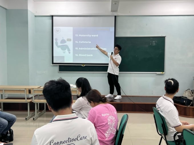 Hieu enseña inglés a enfermeras y cuidadores en la Universidad de Medicina y Farmacia de Hue en junio de 2023. Foto: Personaje proporcionado