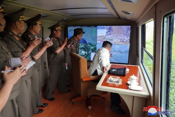 El presidente Kim Jong-un inspecciona pruebas de armas, EEUU en alerta y declara que no quiere conflicto