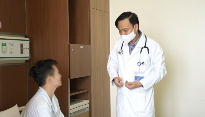 Doctor Ba Ngoc visits a patient after adjusting the medication. Photo: Provided by the hospital