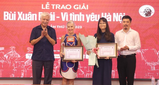 Giải &quot;Tác phẩm - Vì tình yêu Hà Nội&quot; được trao cho triển lãm &quot;Hà Nội 1985 - 2015: Những năm tháng bị lãng quên&quot; ảnh 1