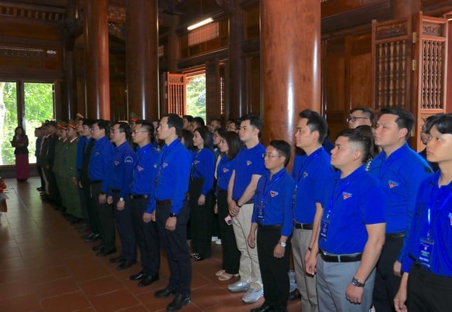 Delegation of Ly Tu Trong Award offered incense to commemorate President Ho Chi Minh photo 4