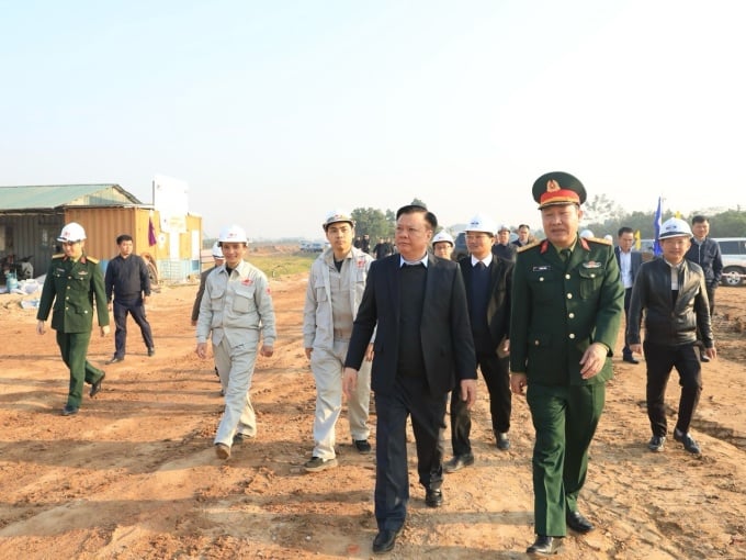 El secretario del Partido de Hanoi, Dinh Tien Dung, inspecciona el progreso de la carretera de circunvalación 4 el 26 de diciembre. Foto: Hoang Phong