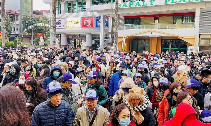 Los pasajeros hacen fila para ingresar a la puerta fronteriza de Lao Cai en la mañana del 12 de febrero. Foto: Yunnan Group Tours