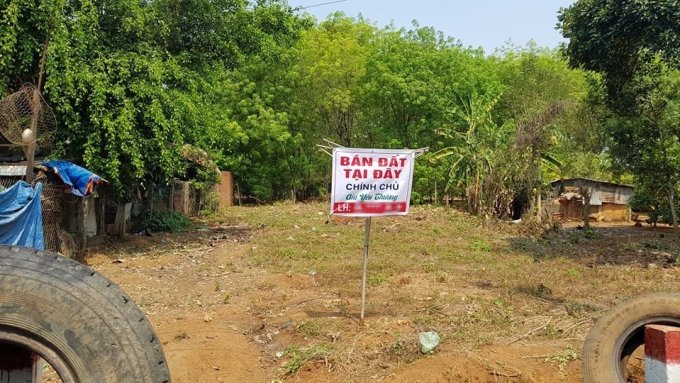 Biển treo bán đất mặt tiền đường liên xã Tân Lợi - An Khương, huyện Hớn Quản, Bình Phước khi khu này sốt đất ảo năm 2021. Ảnh: Phước Tuấn