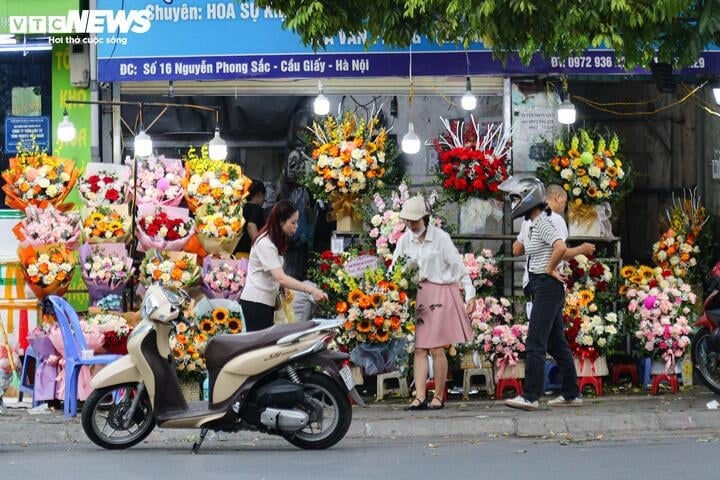 Customers have been busy choosing flowers since morning...