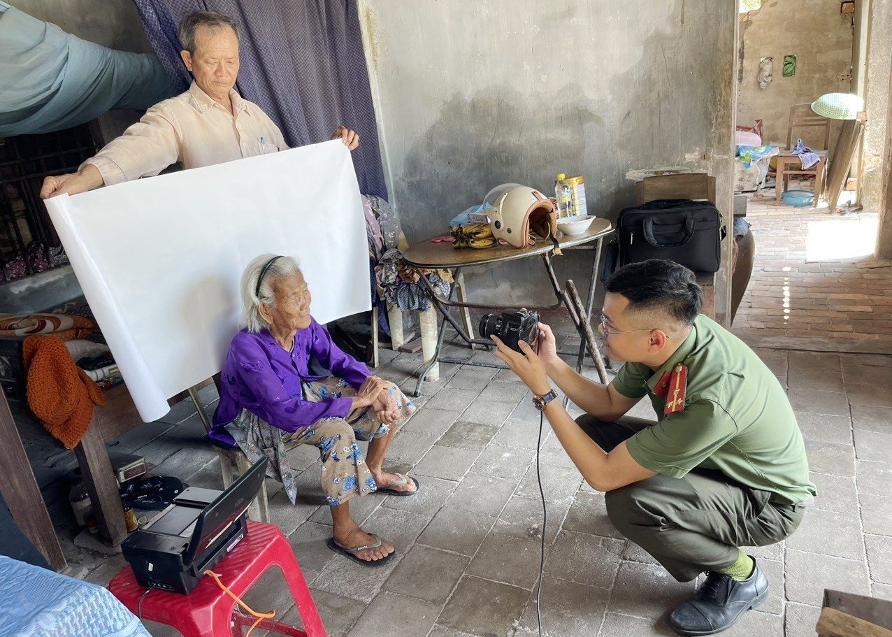 ตำรวจตำบลบิ่ญเตรียวลงพื้นที่ตามบ้านเรือนที่มีผู้สูงอายุเพื่อช่วยทำบัตรประจำตัวประชาชน ภาพโดย : D.H