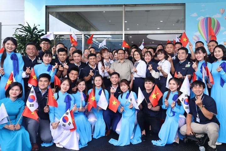 Le Premier ministre Pham Minh Chinh a pris une photo souvenir avec des responsables et des employés de Samsung Vietnam.