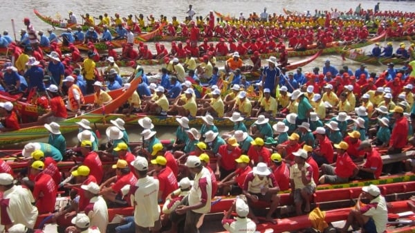 Soc Trang is bustling with the Khmer boat racing festival