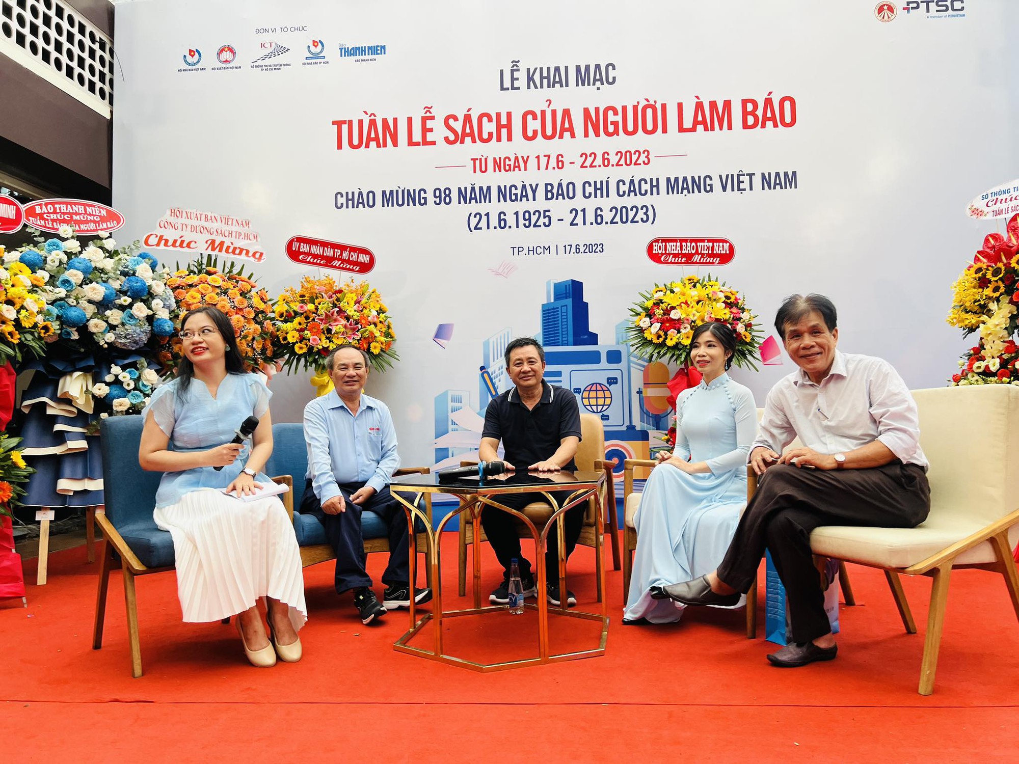Niềm vui nhân ba của nhà thơ Lê Minh Quốc trong Tuần lễ Sách người làm báo   - Ảnh 1.