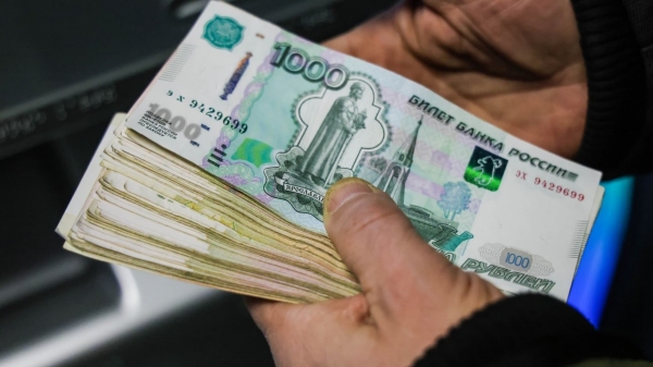 Les tensions géopolitiques augmentent, le rouble tombe à son plus bas niveau depuis plus de deux mois face au dollar