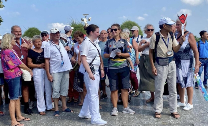 [Bildunterschrift] Touristen auf dem Schiff AIDAbella haben gerade im Hafen von Duong Dong in der Stadt Phu Quoc angelegt und hier einen Tag voller Besichtigungen verbracht. Foto: Tourismusbehörde von Kien Giang