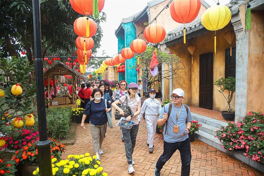 Sun World Ba Na Hills Spring Festival attracts tens of thousands of tourists - Photo 1