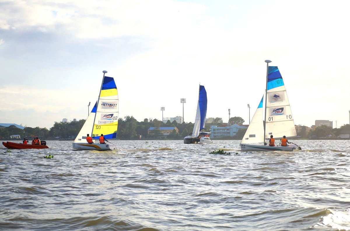 Can Tho organizó por primera vez un festival de vela en el río Hau. Imagen 1