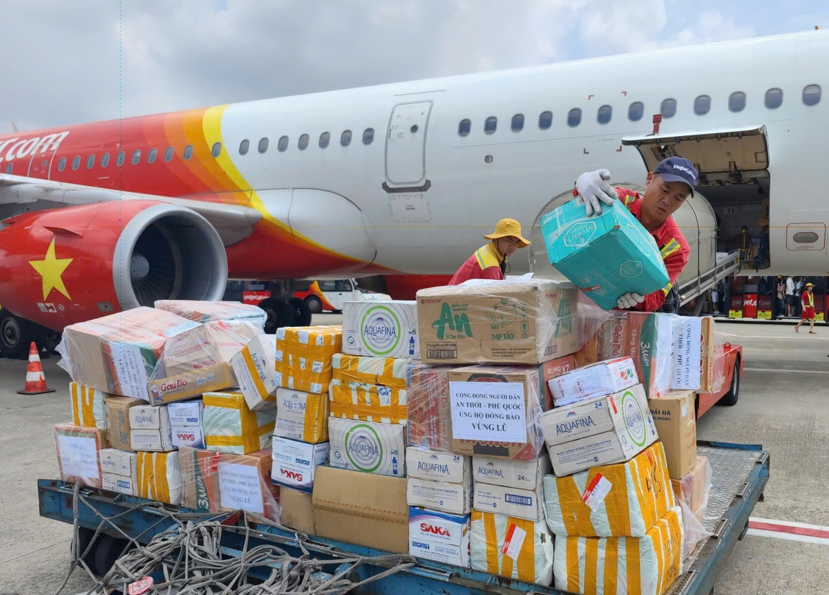 Vietjet ຮ່ວມ​ມື​ສ້າງ​ຊີວິດ​ຄືນ​ໃໝ່​ພາຍຫຼັງ​ພາຍຸ ​ແລະ ​ໄພ​ນ້ຳ​ຖ້ວມ