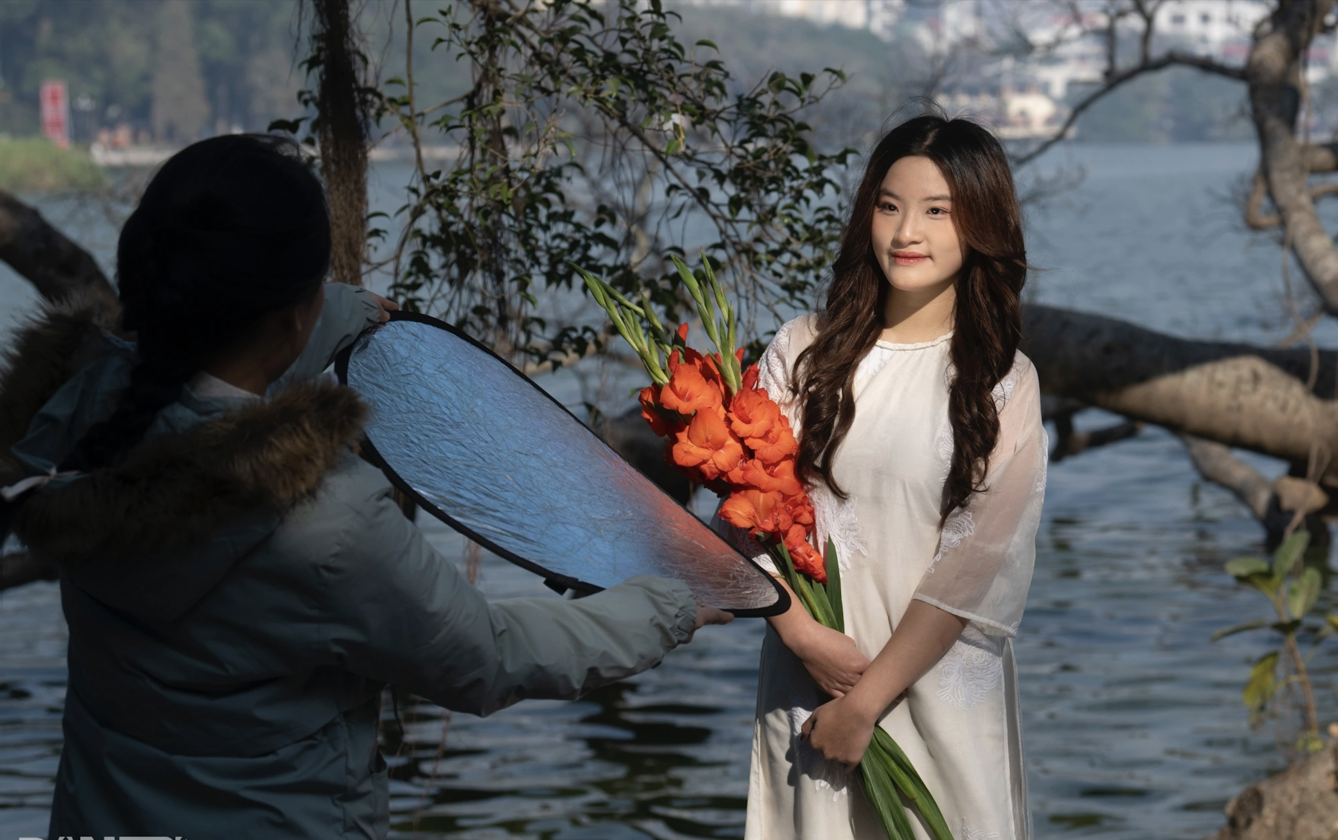 Hanoi is 10 degrees Celsius cold, "muses" wake up at 4am to wear dresses and take pictures at Hoan Kiem Lake