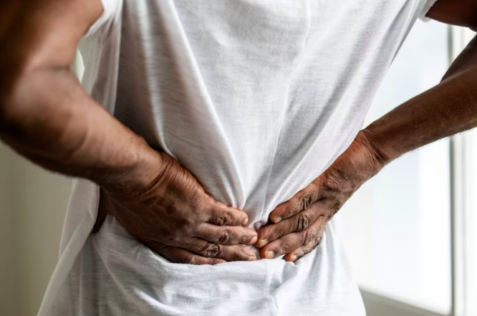 People who have had kidney stones may have a recurrence of the disease with symptoms such as back pain and difficulty urinating. Photo: Freepik