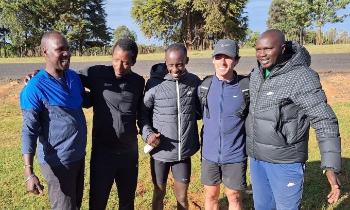 Kiptum (au centre) se tient aux côtés des entraîneurs Nahashon Kibon (à gauche), Nicholas Chemogos (à droite) et deux autres athlètes étrangers après une course d'entraînement de 35 km le 8 février 2024. Photo : Nation