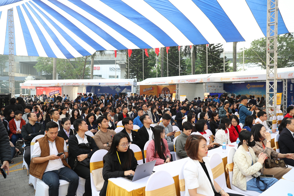 Ngày hội Hành trình nghề nghiệp và Kết nối việc làm năm 2024 (VNU Job Fair 2024) thu hút 8.000 sinh viên tham gia.