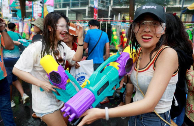 Du khách tham gia Tết té nước Songkran 2023. Ảnh: Reuters