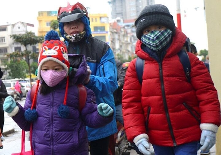 날씨가 섭씨 10도 이하이기 때문에 하노이의 모든 학교는 학생들이 집에 머물도록 했습니다.